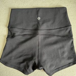 lululemon in movement shorts 2.5 inch